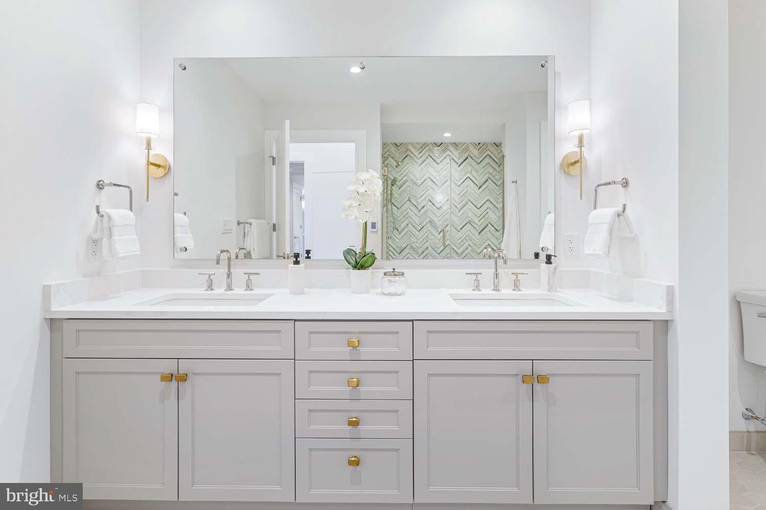 6718 Lowell Avenue, Unit 406 McLean, VA 22101 - Photo 25 of 86 a bathroom with double sink and a mirror