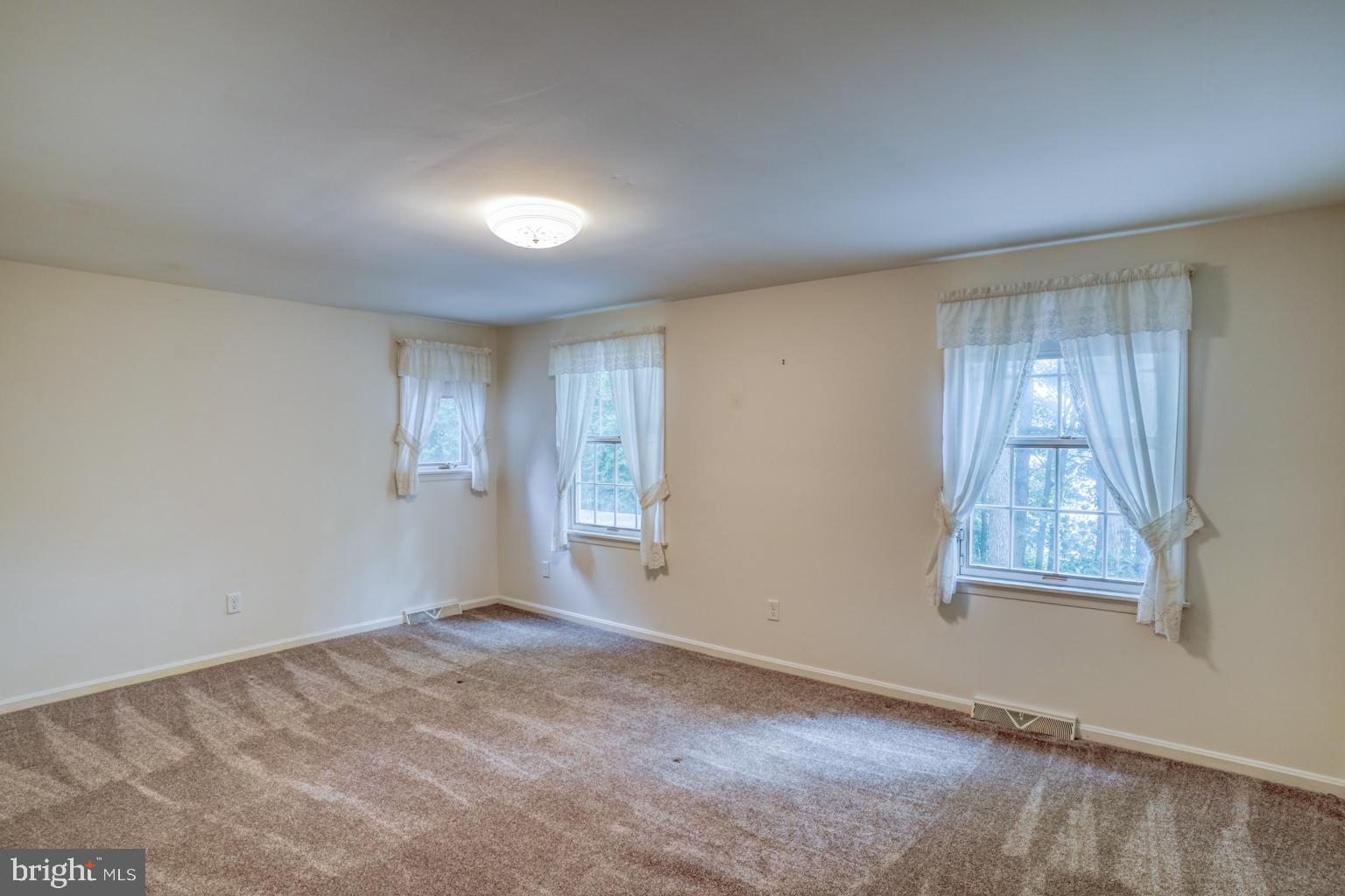 5 Stuart Drive Dover, DE 19901 - Photo 44 of 64 an empty room with windows and closet
