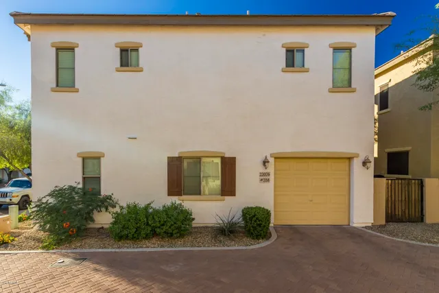 a view of a house with backyard and plants