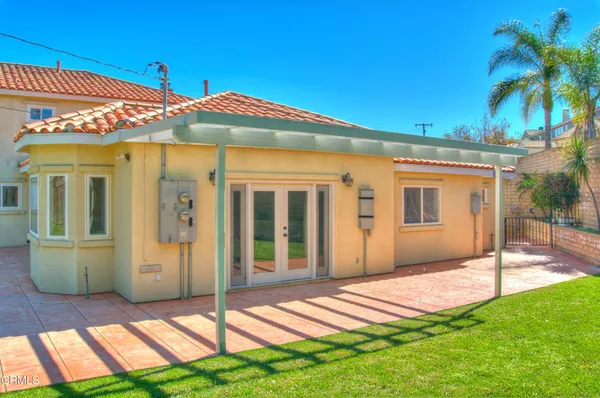 a view of a house with a yard