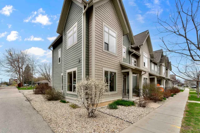 $330,000 | 2811 No Oaks, Fitchburg, WI 53711