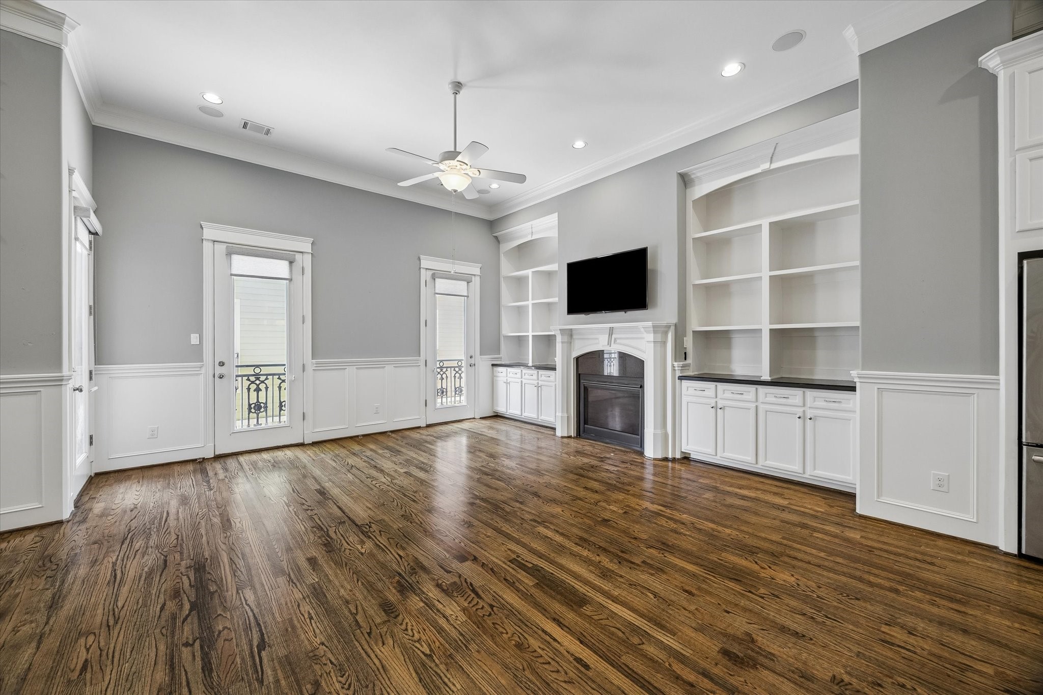 609 Rutland Street, Unit F Houston, TX 77007 - Photo 4 of 20 Wood burning fireplace