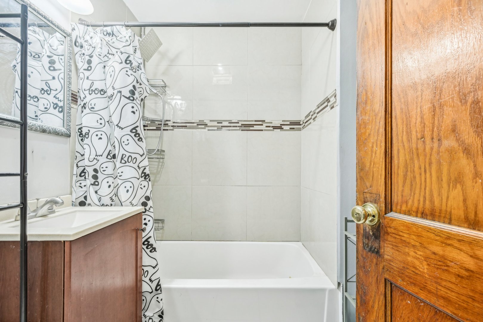 3140 West Pershing Road Chicago, IL 60632 - Photo 27 of 65 a bathroom with a bathtub and shower