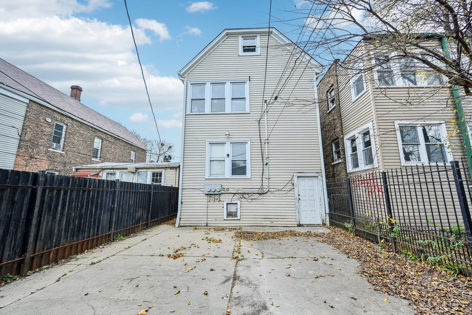 3140 West Pershing Road Chicago, IL 60632 - Photo 48 of 65 a backyard of a house