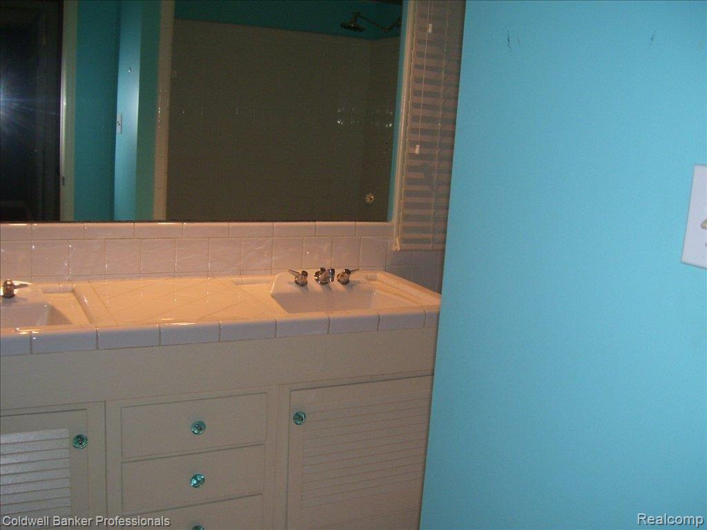 26330 Normandy Road Franklin, MI 48025 - Photo 18 of 20 100_2981.JPG