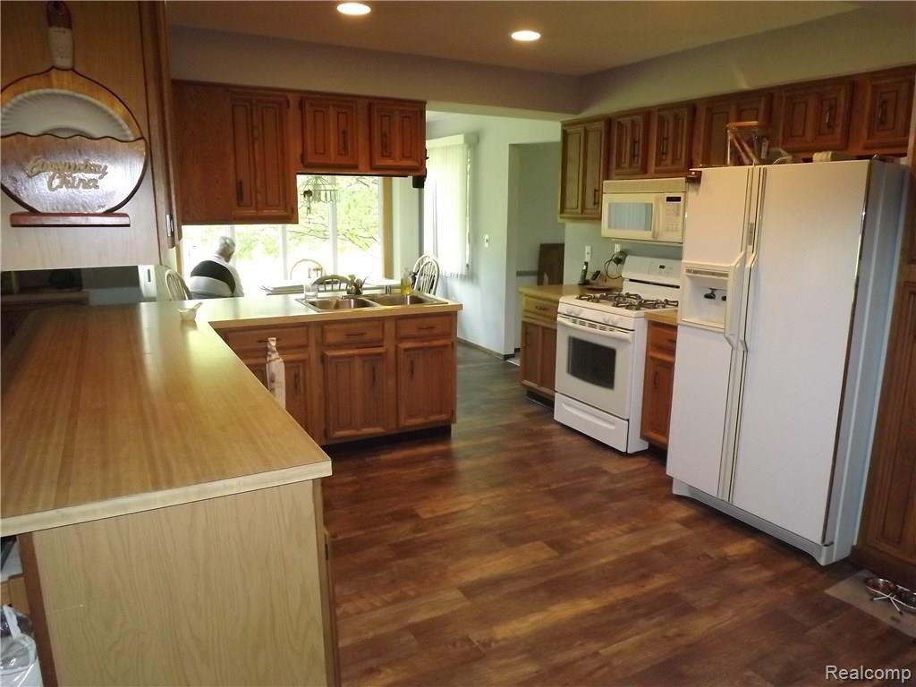 606 Baker Street Rochester Hills, MI 48307 - Photo 2 of 16