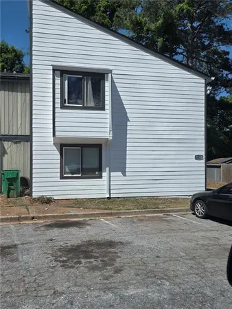 a view of a house with backyard