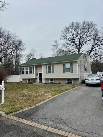 $2,500 | 15 New York Avenue, Bay Shore, NY 11706