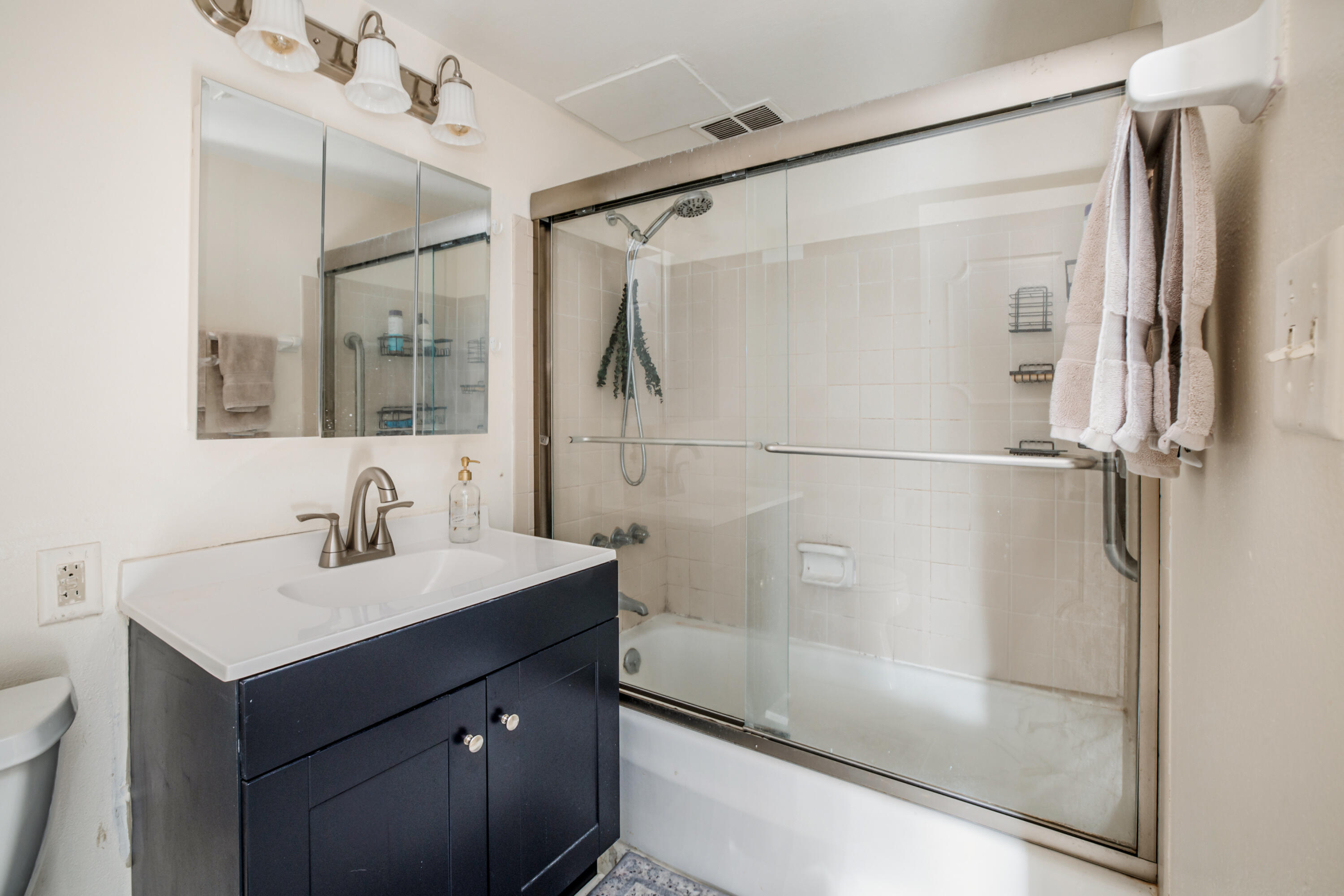1707 North Prospect Avenue, Unit 11B Milwaukee, WI 53202 - Photo 15 of 20 En-suite Primary Bathroom