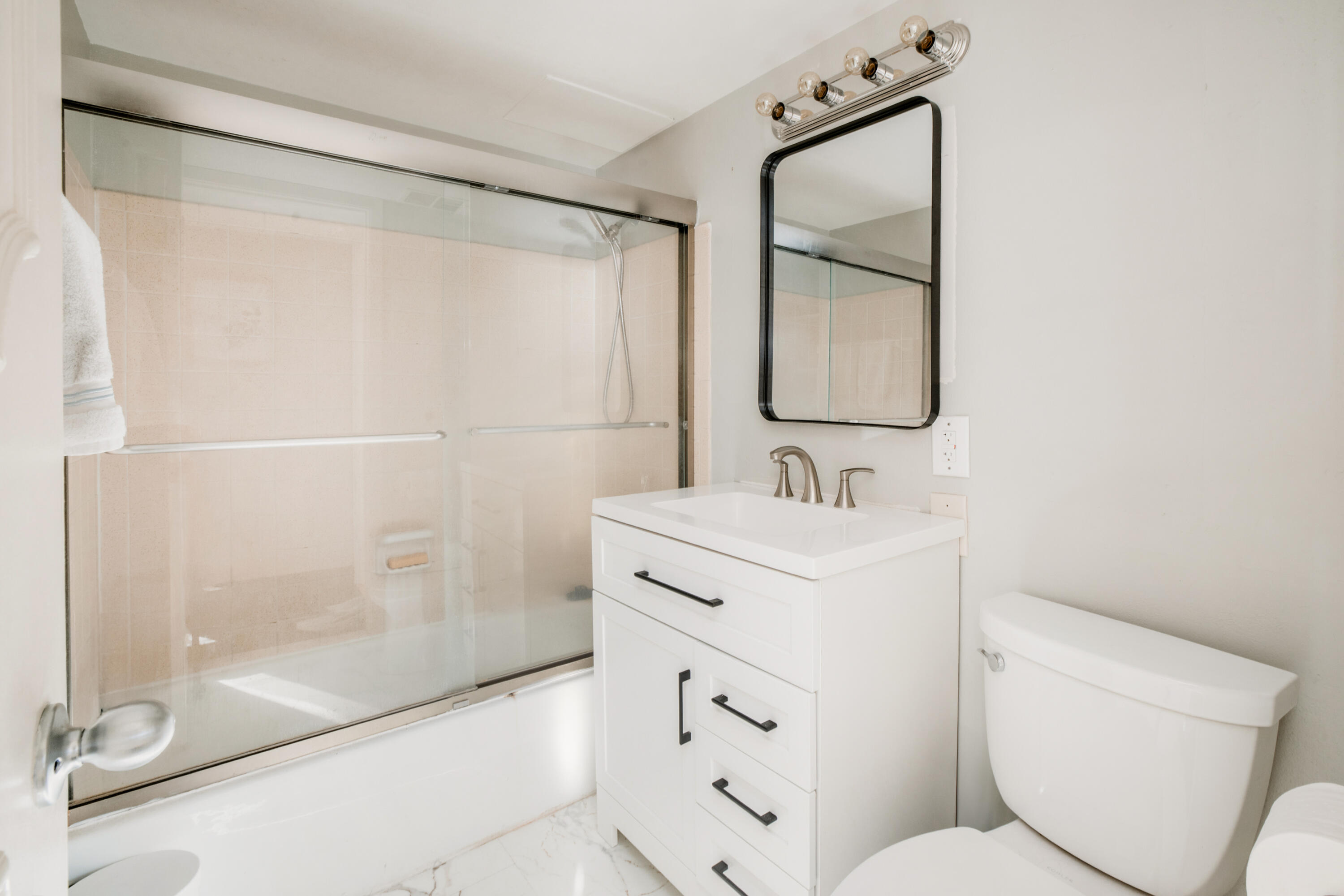 1707 North Prospect Avenue, Unit 11B Milwaukee, WI 53202 - Photo 16 of 20 2nd Bathroom