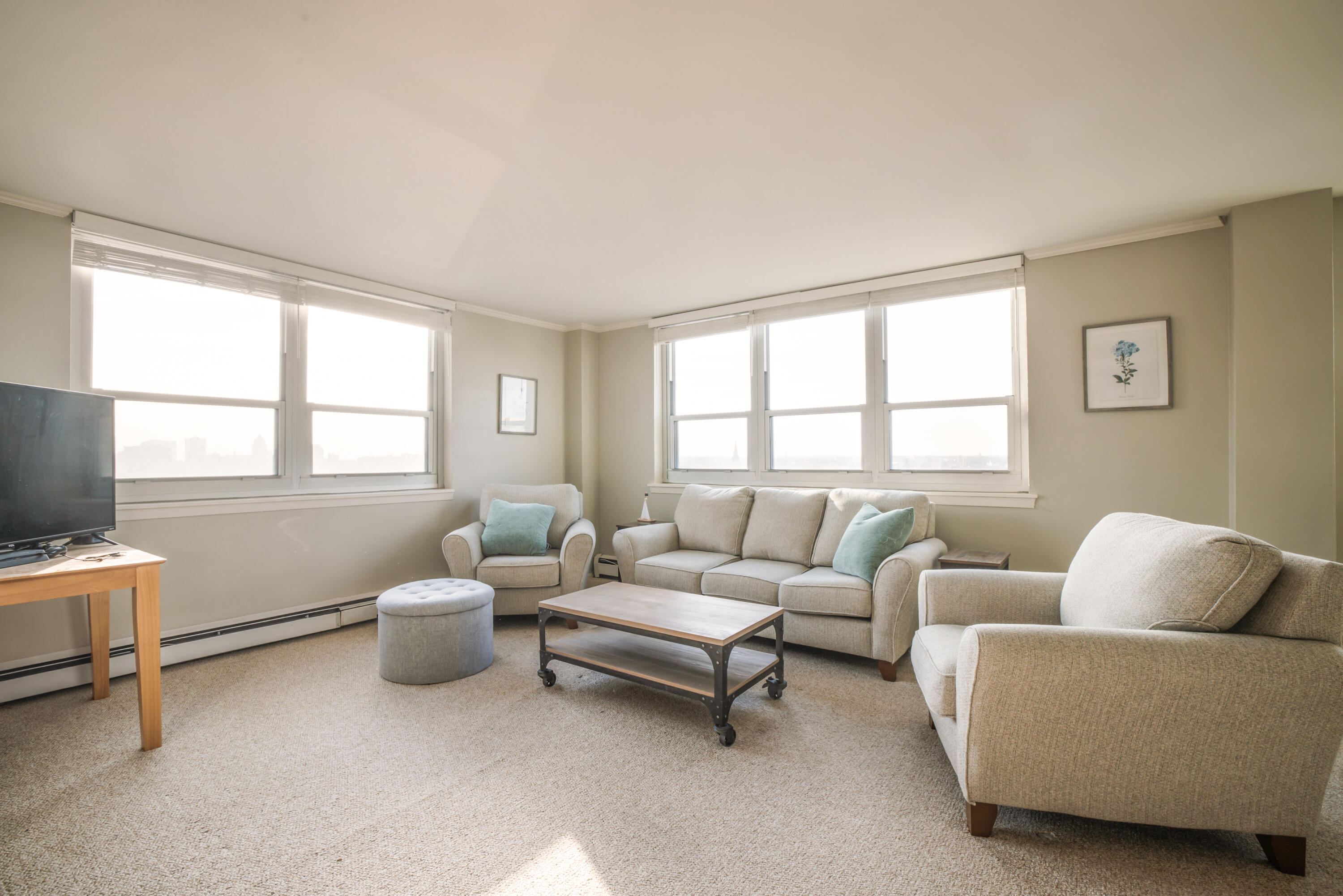 1707 North Prospect Avenue, Unit 11B Milwaukee, WI 53202 - Photo 6 of 20 Living room
