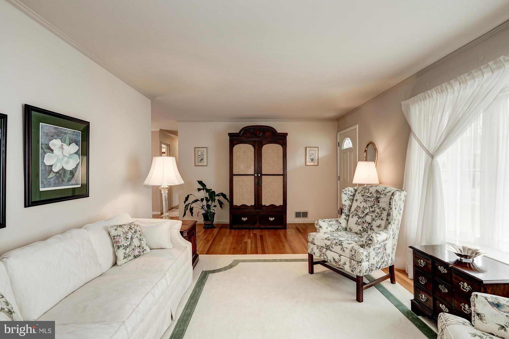 606 Kingsley Road Southwest Vienna, VA 22180 - Photo 5 of 29 Living Room