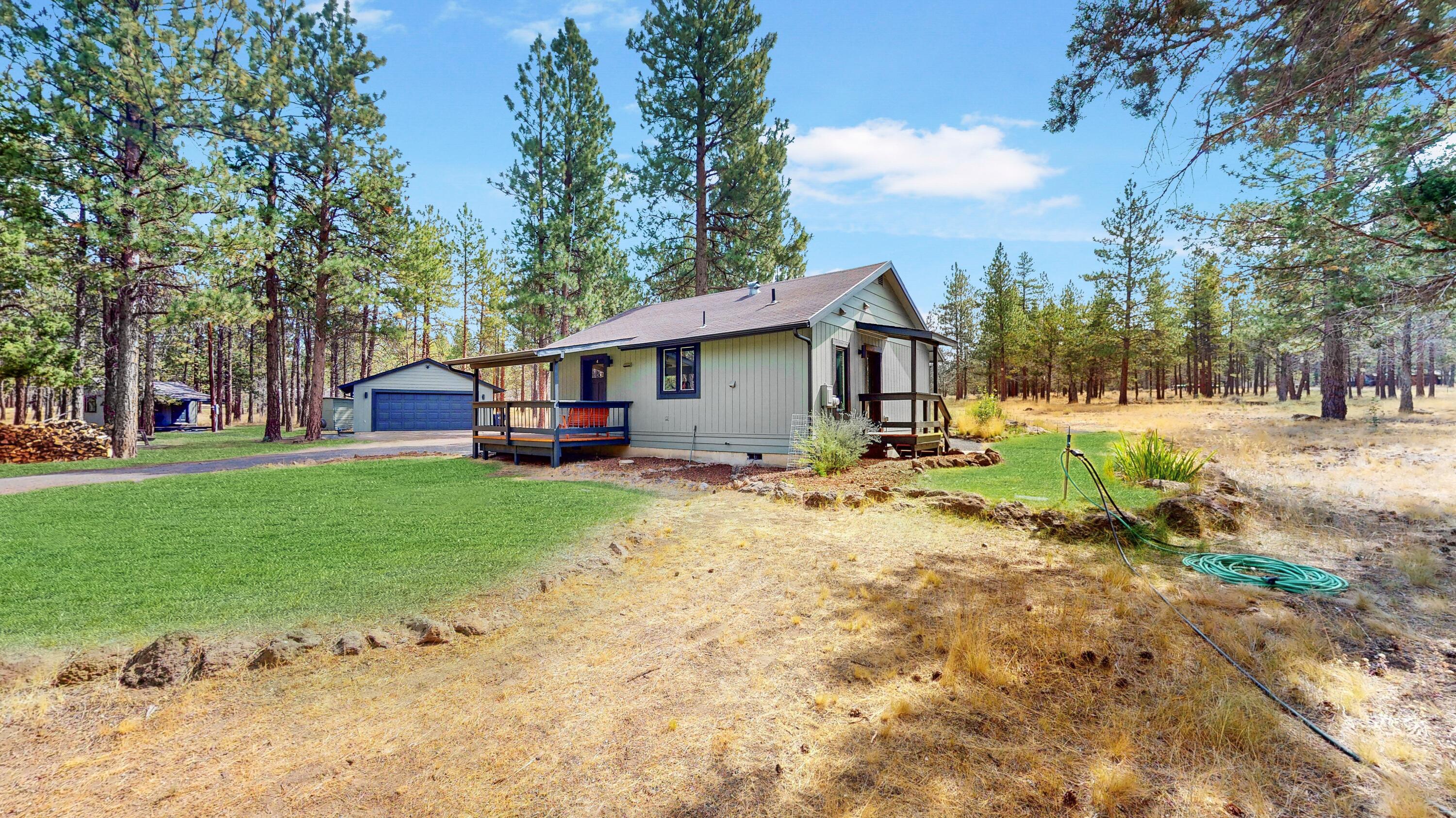 69370 Green Ridge Loop Sisters, OR 97759 - Photo 2 of 39 Front of home