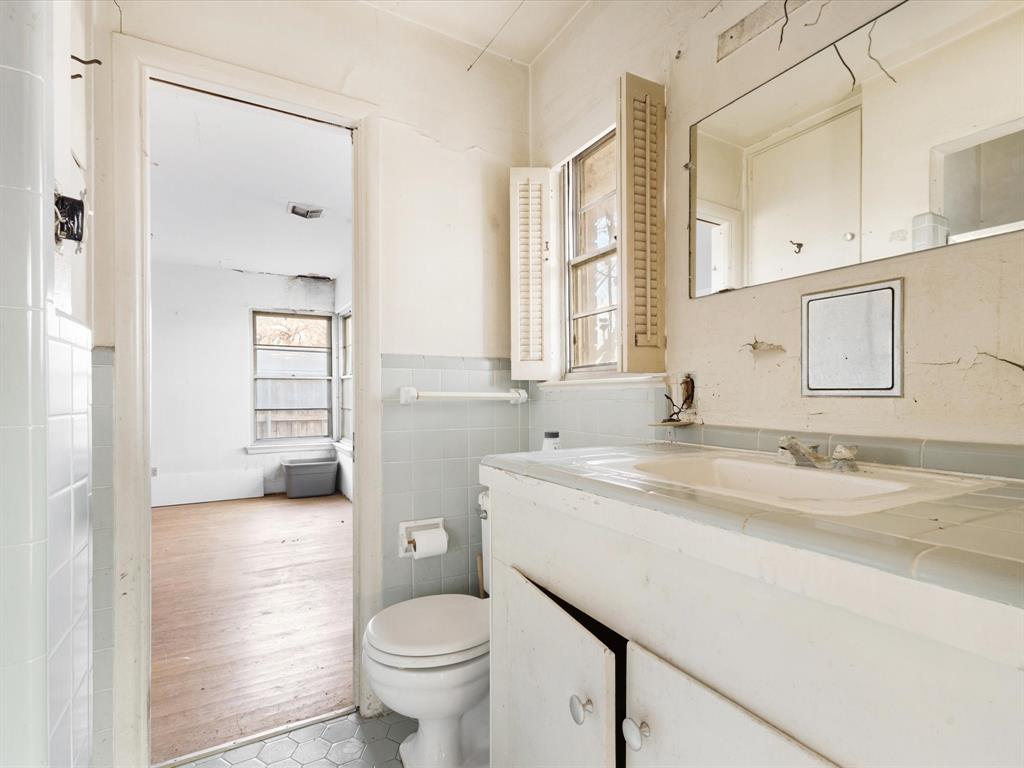 6718 Hialeah Drive Dallas, TX 75214 - Photo 15 of 15 Second bathroom with a shower stall