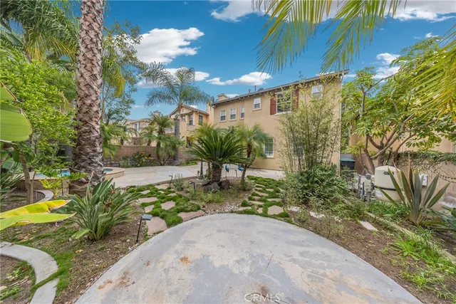 a view of a backyard