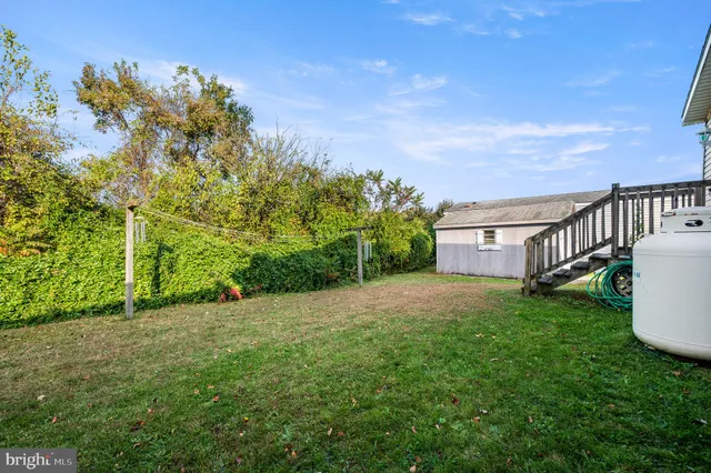 a view of a house with backyard