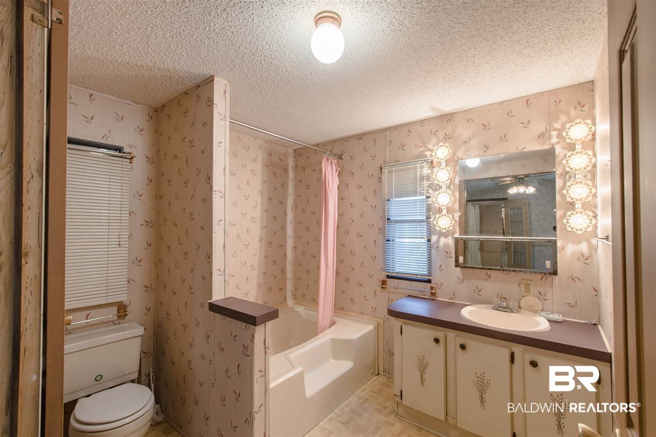 19253 North East River Road Silverhill, AL 36576 - Photo 30 of 49 Master Bathroom