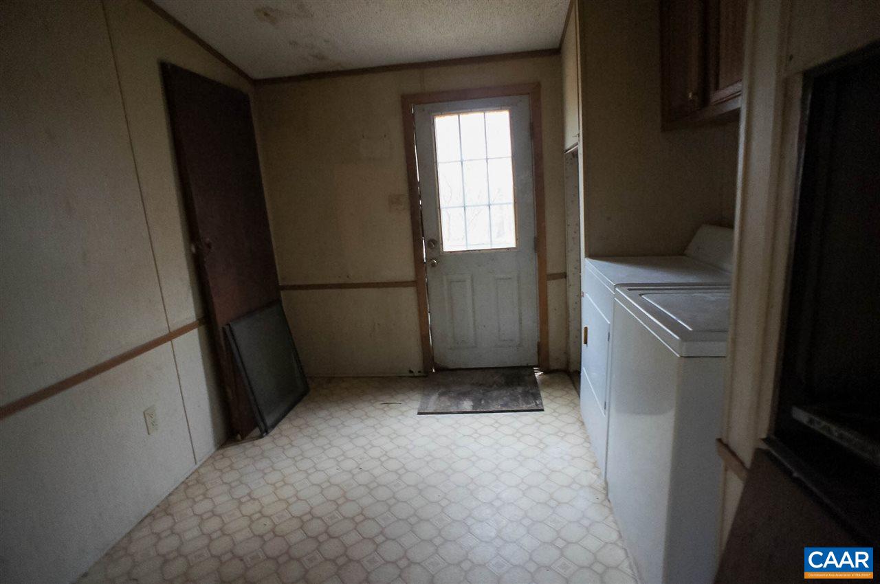 1363 Ridge Road Palmyra, VA 22963 - Photo 7 of 10 a view of an empty room with a window