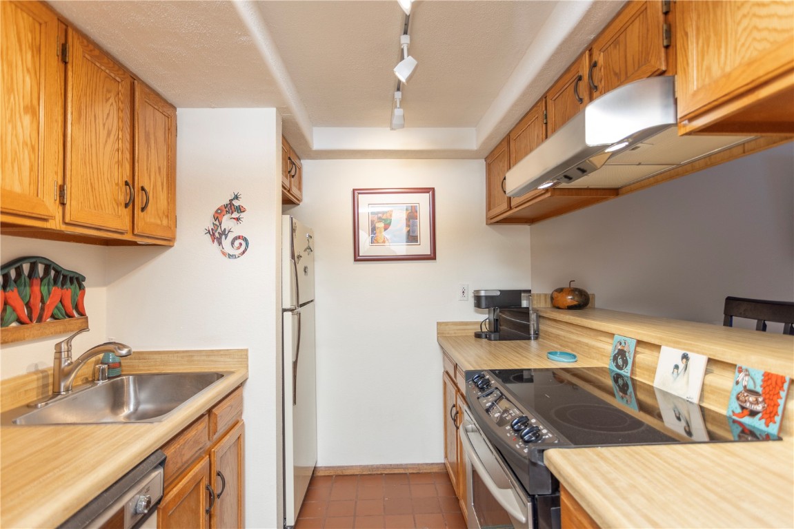 570 Bills Ranch Road, Unit 335 Frisco, CO 80443 - Photo 23 of 43 a kitchen with stainless steel appliances granite countertop a sink stove and refrigerator