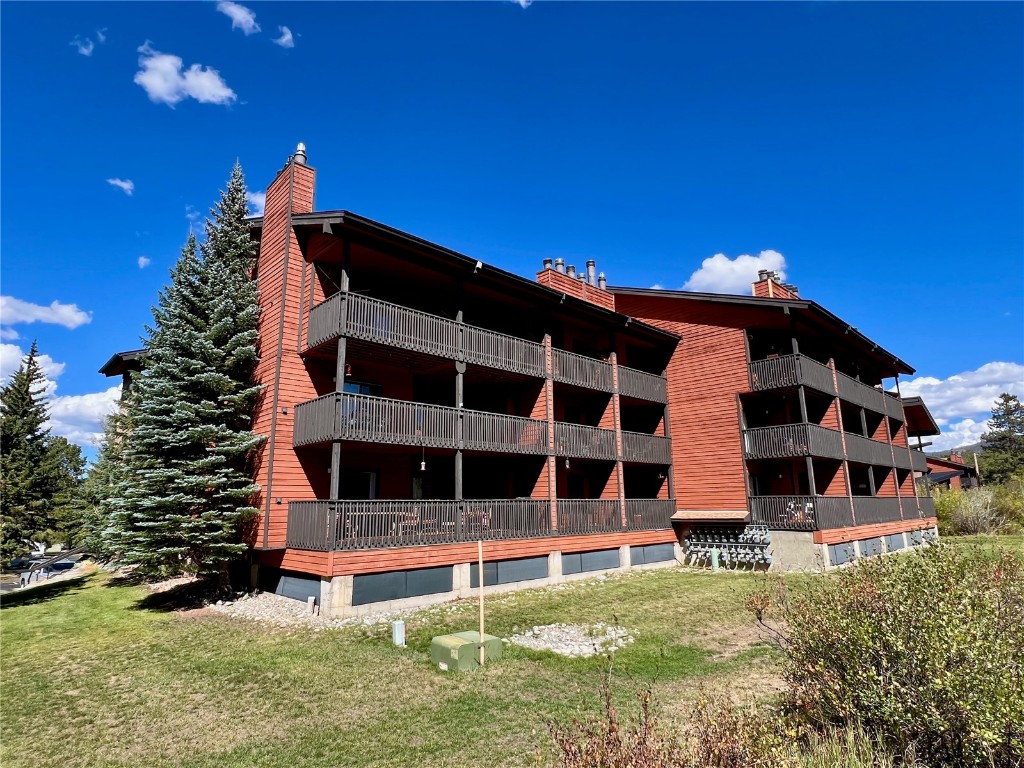 570 Bills Ranch Road, Unit 335 Frisco, CO 80443 - Photo 41 of 43 a view of building with yard in front of it
