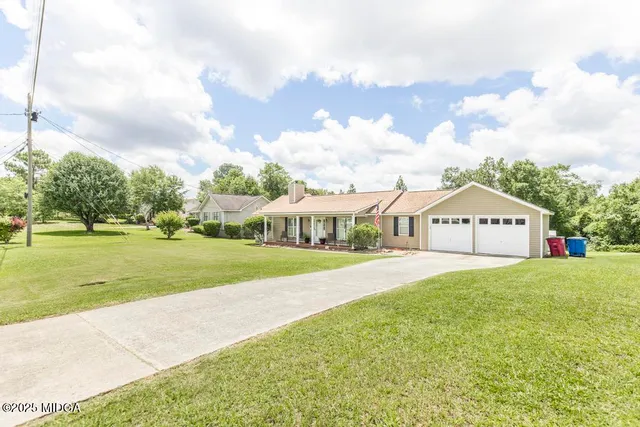 a view of an house with backyard and garden