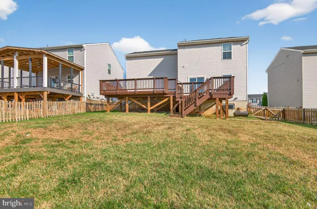 a view of a house with backyard