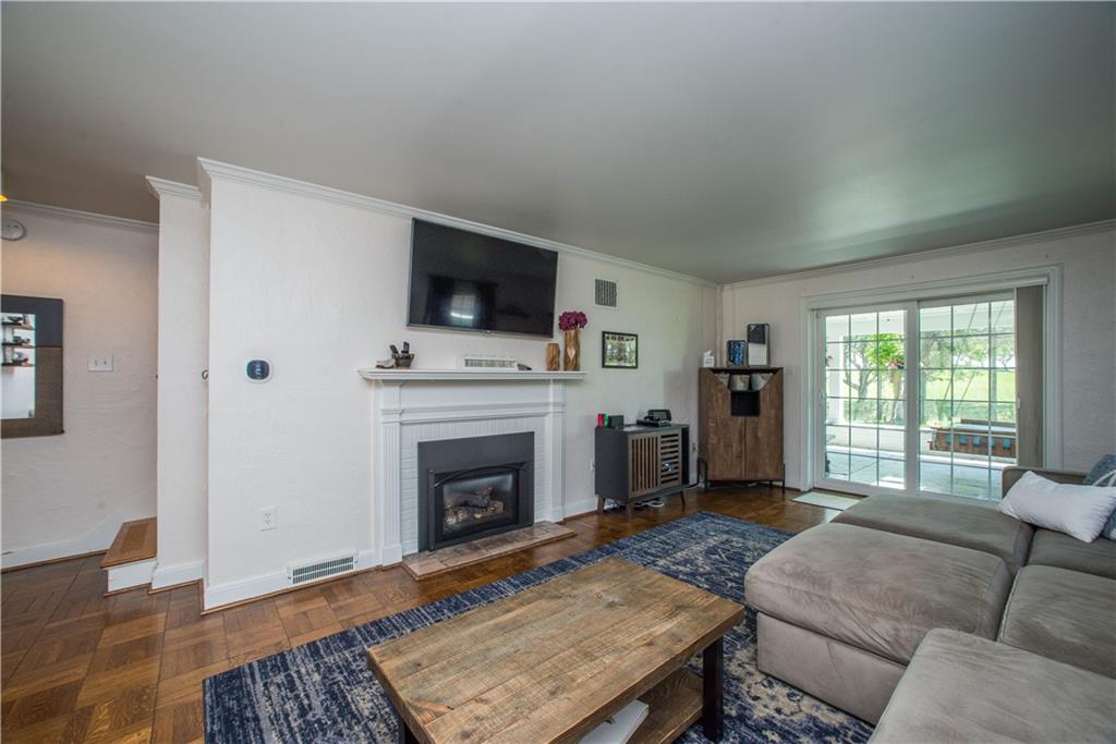 554 Westover Road Pittsburgh, PA 15228 - Photo 4 of 25 Gallery Image 4