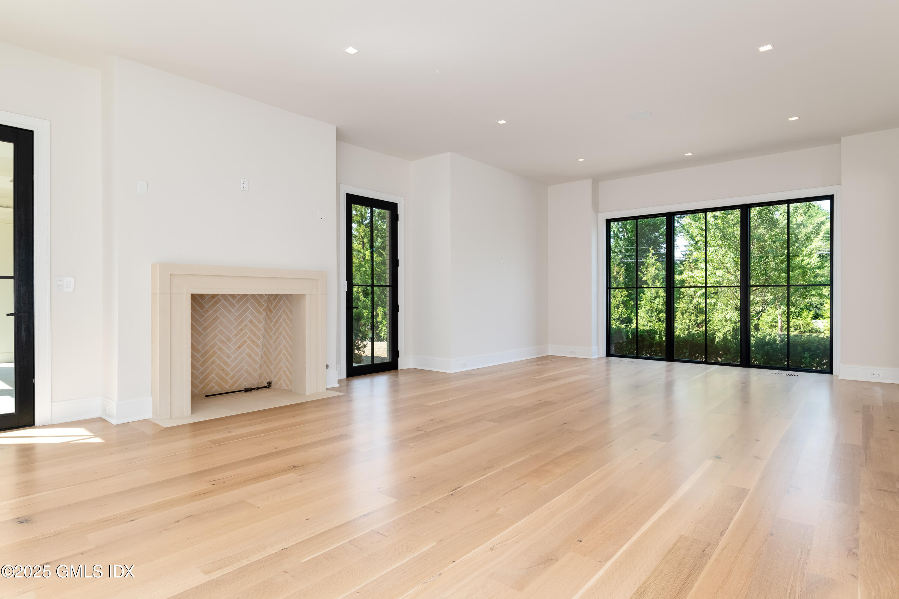 7 Parsonage Road Greenwich, CT 06830 - Photo 3 of 39 LIVING ROOM