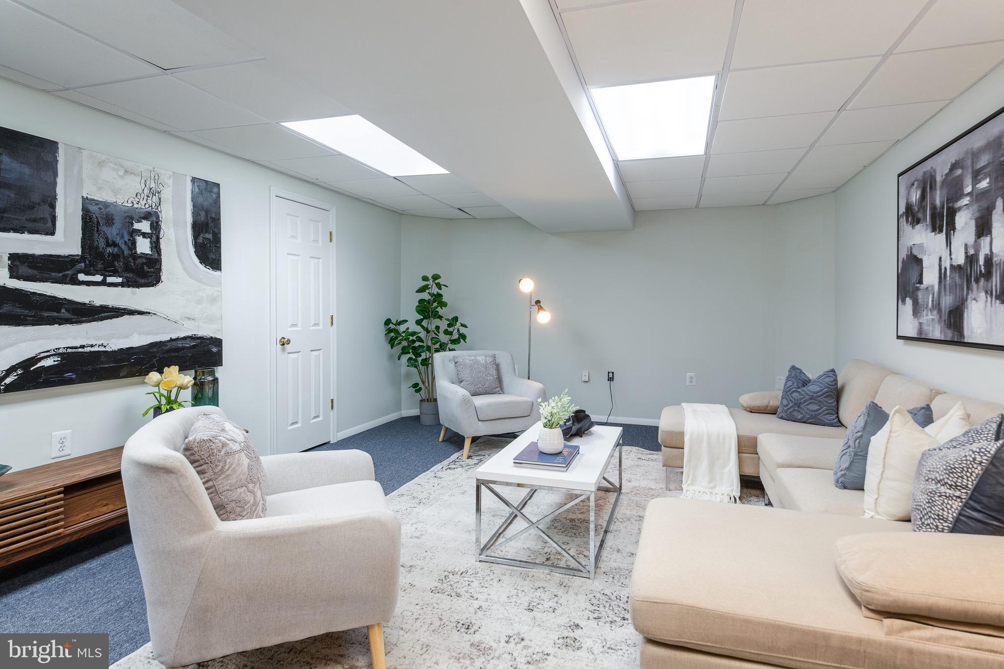 2009 Beacon Place Reston, VA 20191 - Photo 36 of 40 a living room with furniture and a potted plant