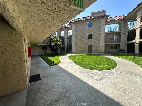 $2,399 | 3010 Montrose Avenue, Unit 17, Glendale, CA 91214
