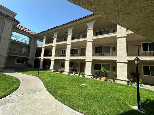 $2,399 | 3010 Montrose Avenue, Unit 17, Glendale, CA 91214