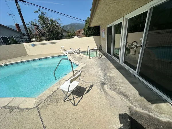 $2,399 | 3010 Montrose Avenue, Unit 17, Glendale, CA 91214