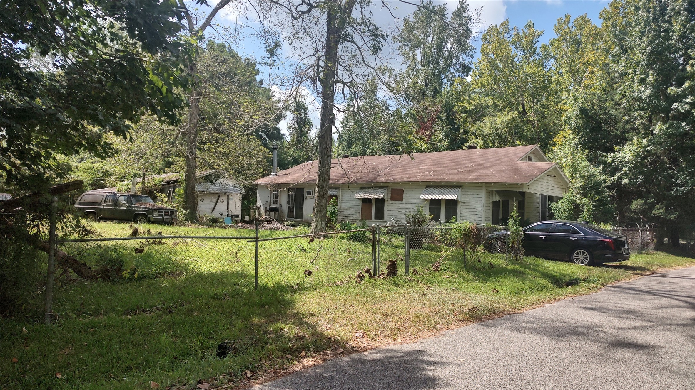 465 South 14th Street Silsbee, TX 77656 - Photo 3 of 10 a front view of a house with garden