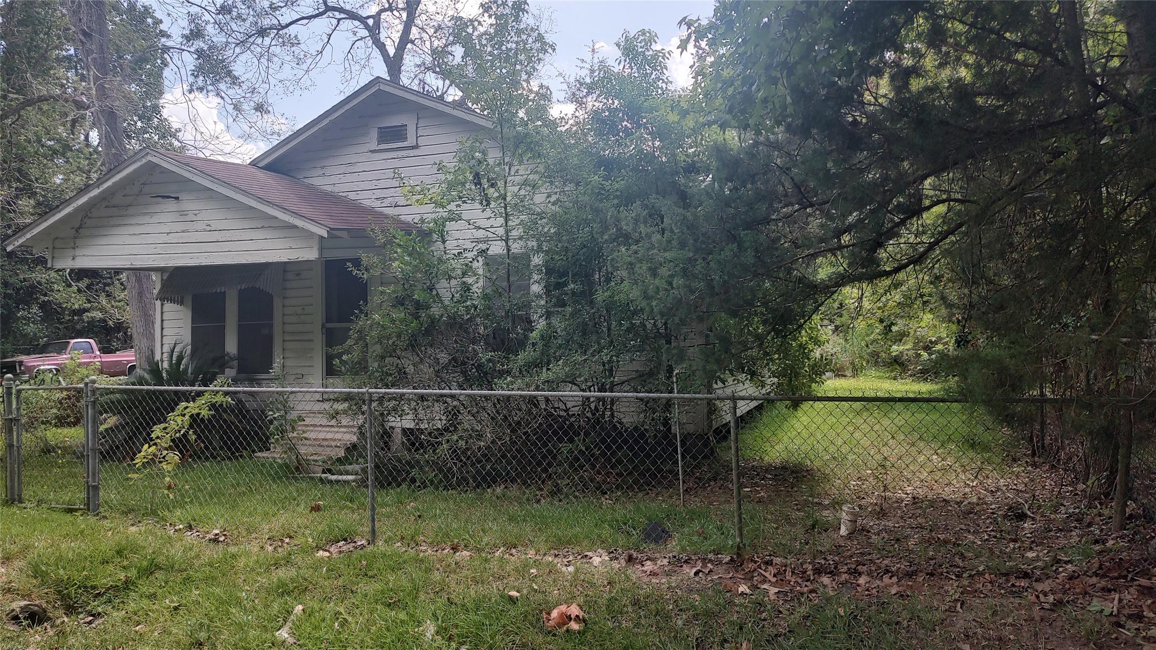 465 South 14th Street Silsbee, TX 77656 - Photo 4 of 10 a backyard of a house with lots of green space