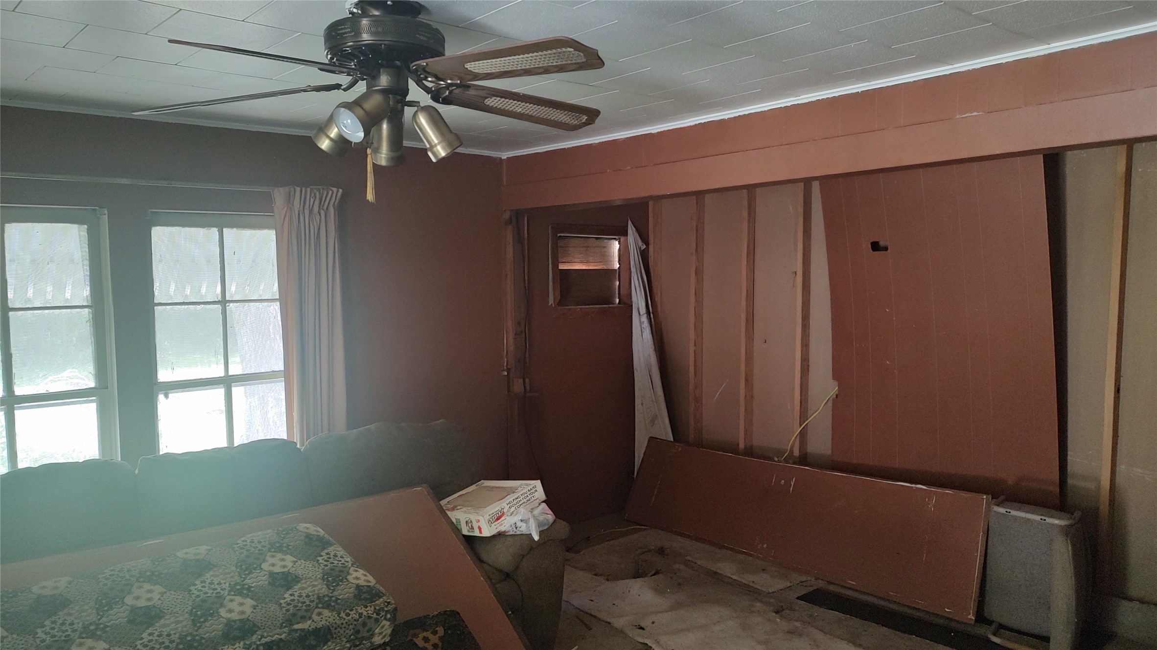 465 South 14th Street Silsbee, TX 77656 - Photo 7 of 10 view of room with window and ceiling fan