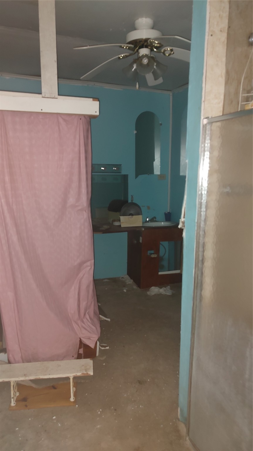 465 South 14th Street Silsbee, TX 77656 - Photo 10 of 10 en suite bathroom with a sink and mirror