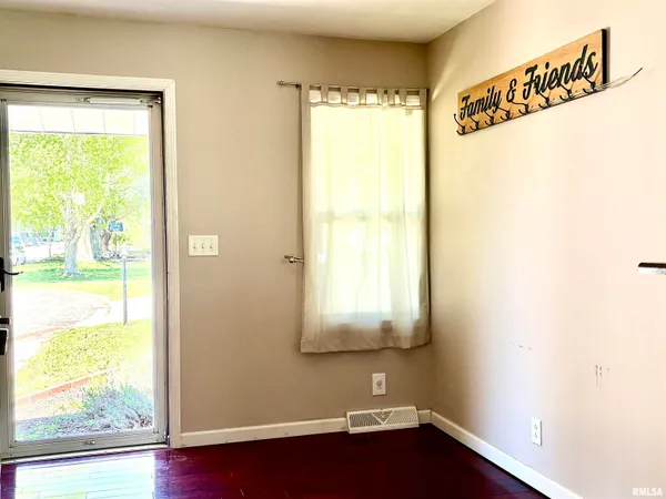 $164,900 | 1916 Southview Court, Jacksonville, IL 62650