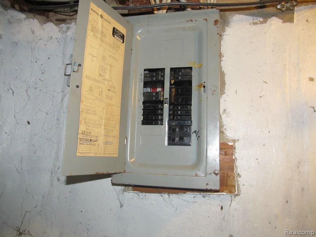 911 North Commerce Road Commerce Township, MI 48382 - Photo 12 of 16 IMG_3875.jpg