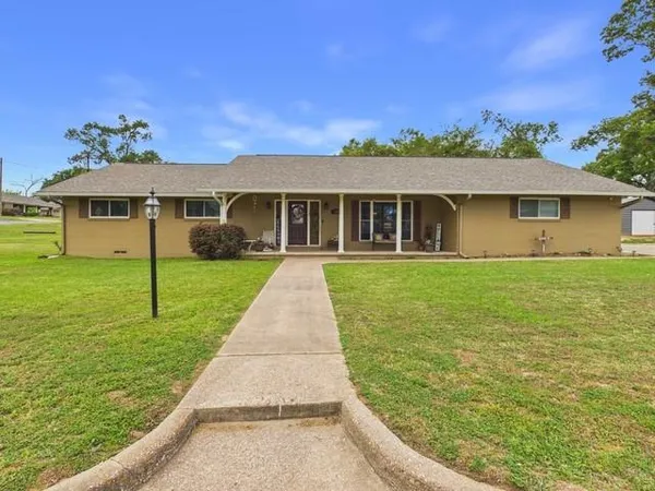 $344,900 | 409 North Elm Street, Frankston, TX 75763