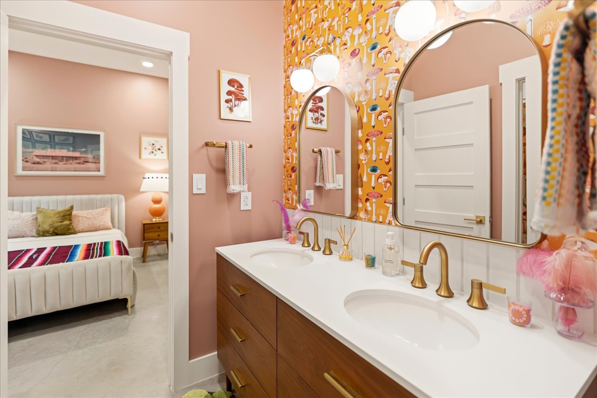 1550 Montell Road Wimberley, TX 78676 - Photo 14 of 40 Jack n Jill Bath