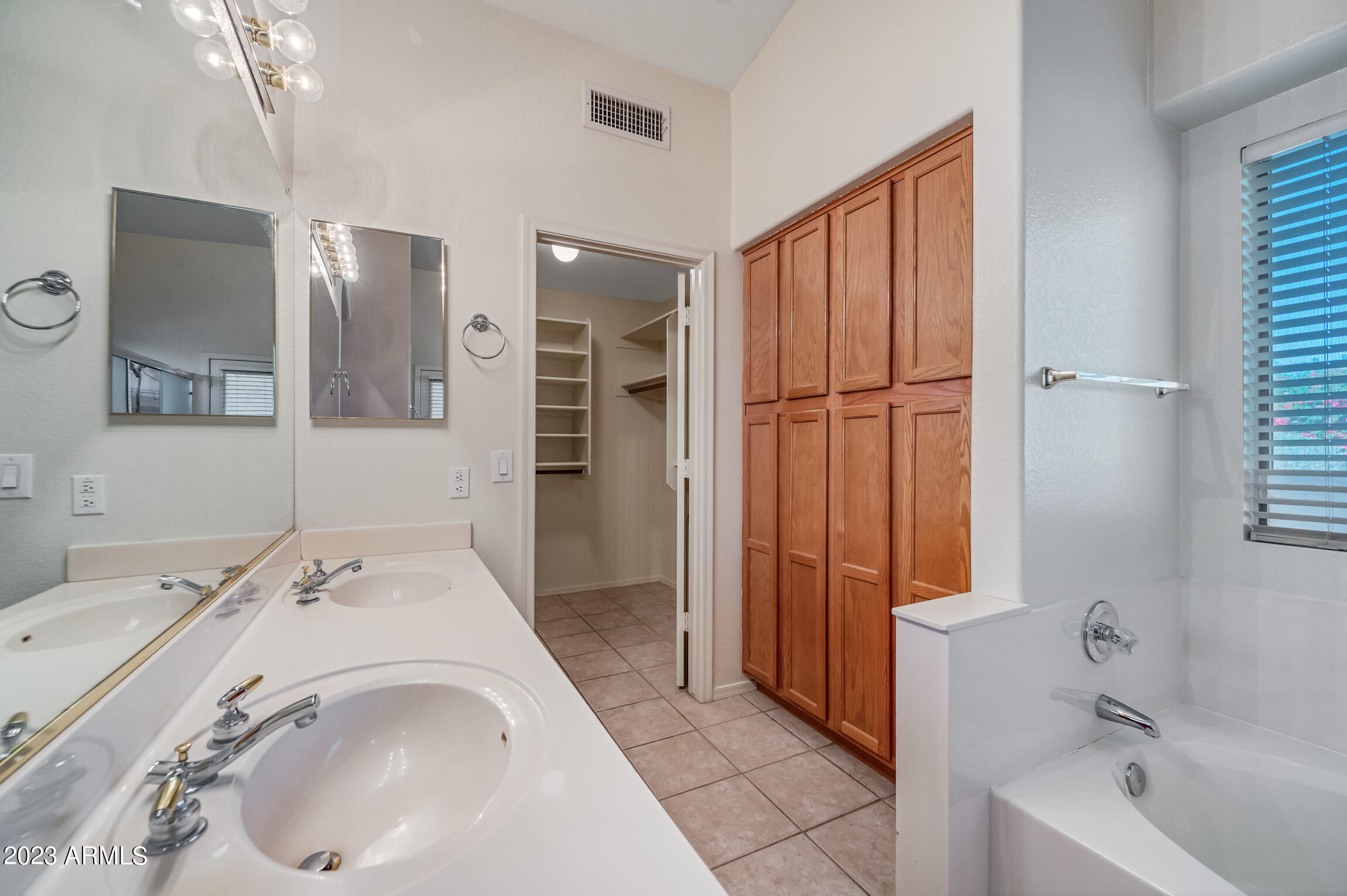 4724 East Swilling Road Phoenix, AZ 85050 - Photo 23 of 35 ocupix-4724ESR-22