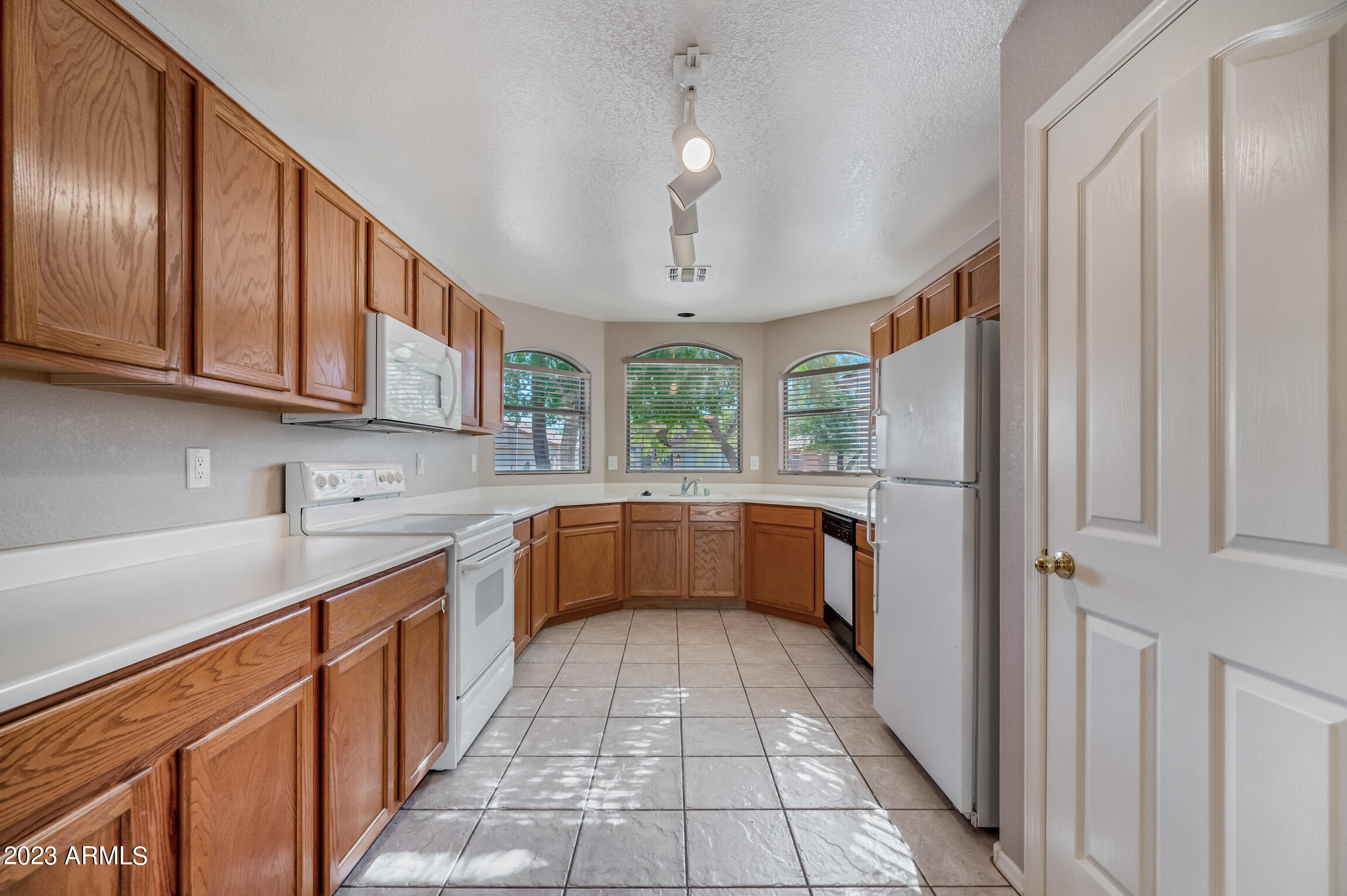 4724 East Swilling Road Phoenix, AZ 85050 - Photo 9 of 35 ocupix-4724ESR-8