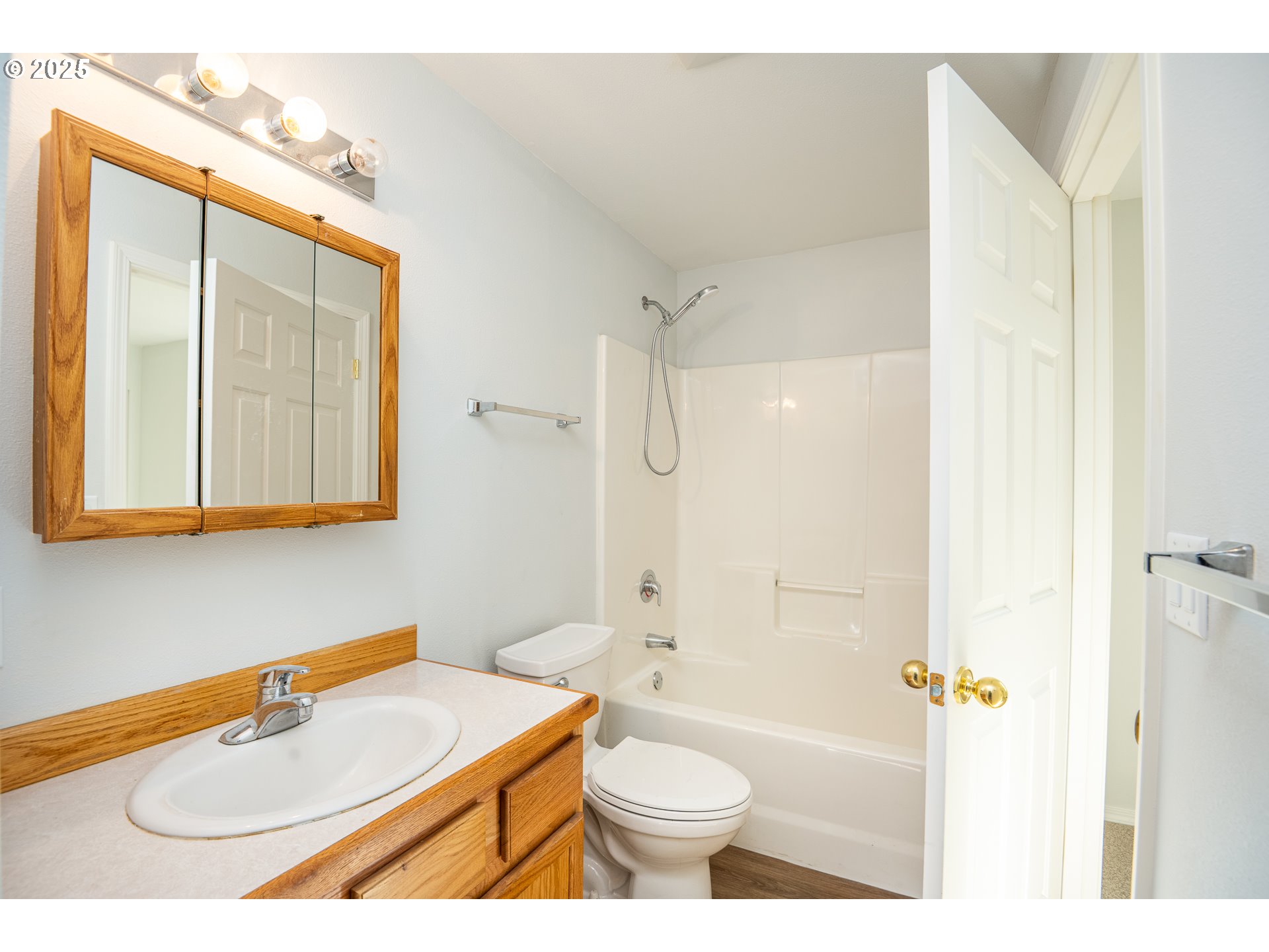 957 Benjamin Avenue Cottage Grove, OR 97424 - Photo 11 of 17 Bathroom