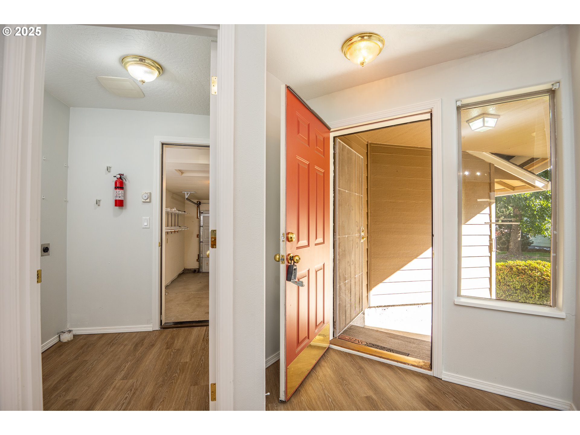 957 Benjamin Avenue Cottage Grove, OR 97424 - Photo 13 of 17 Entrance/Foyer