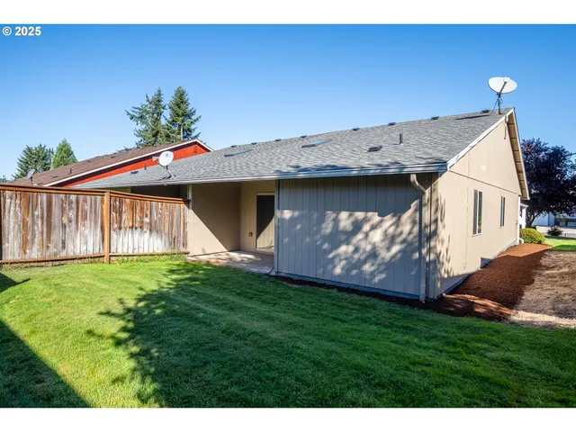 $274,900 | 957 Benjamin Avenue, Cottage Grove, OR 97424