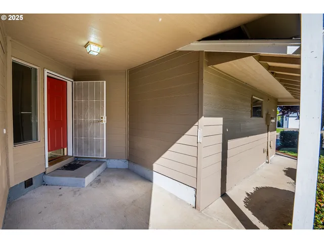 $274,900 | 957 Benjamin Avenue, Cottage Grove, OR 97424