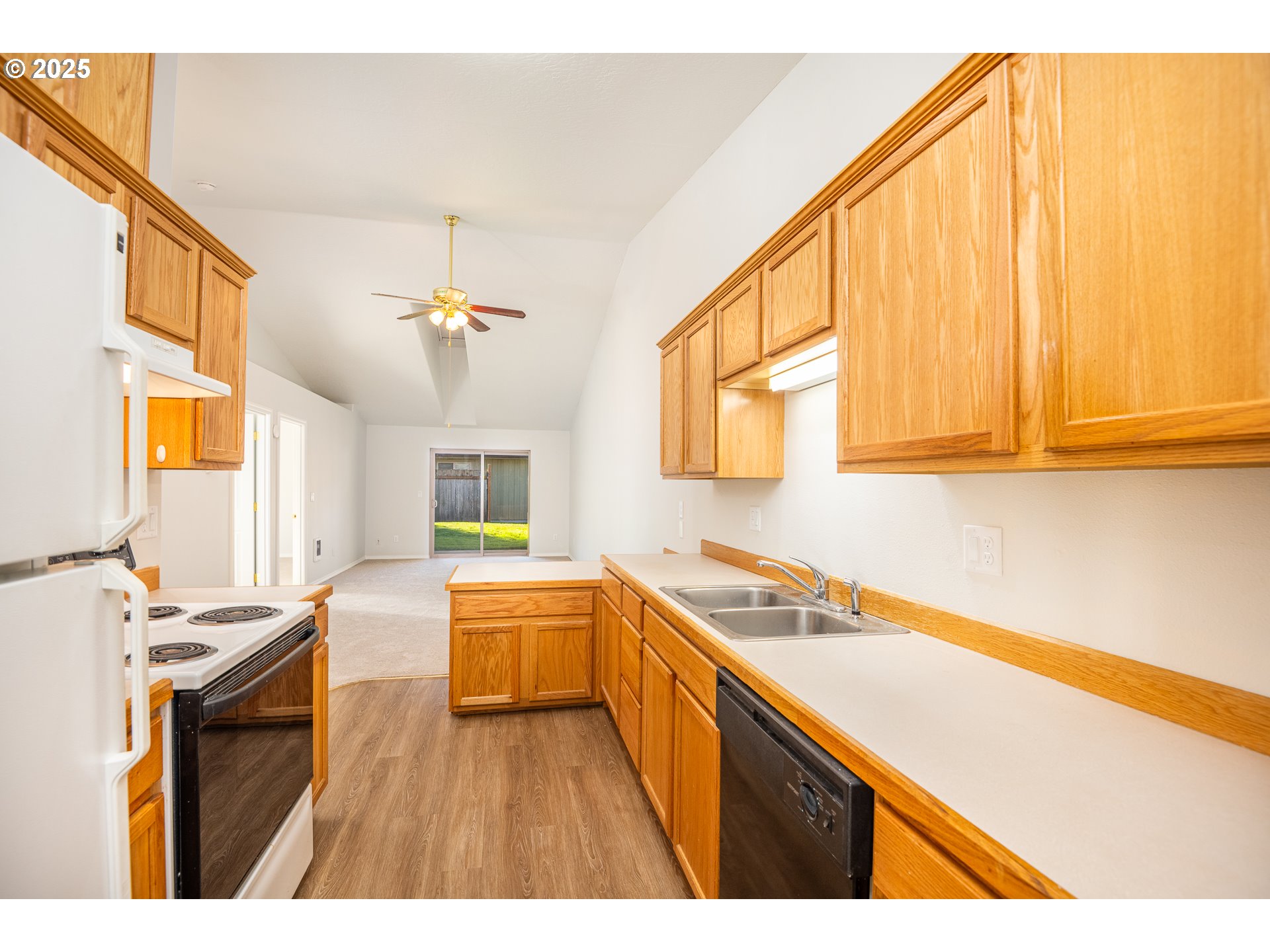 957 Benjamin Avenue Cottage Grove, OR 97424 - Photo 4 of 17 Kitchen