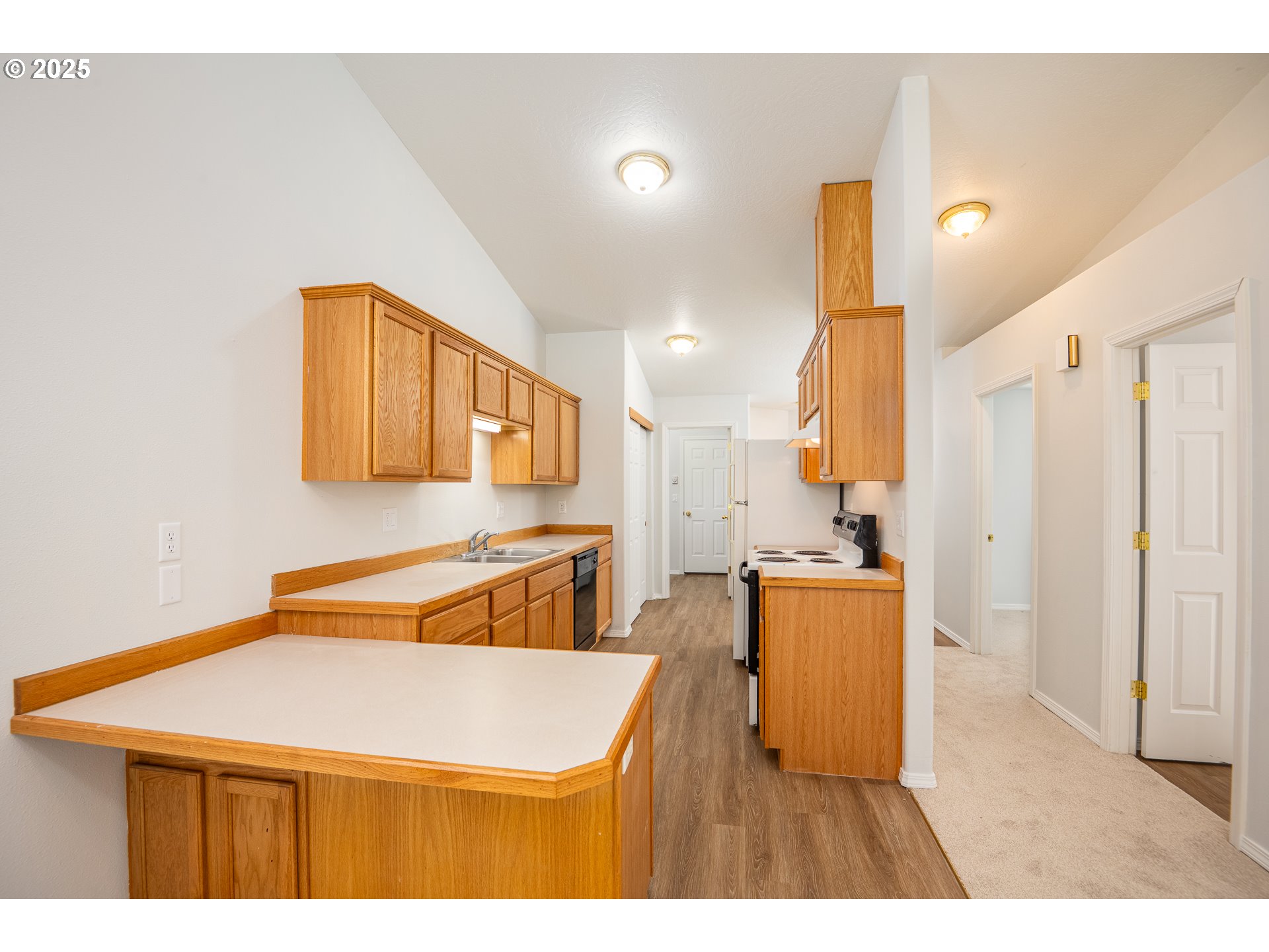957 Benjamin Avenue Cottage Grove, OR 97424 - Photo 5 of 17 Kitchen/Dining Room