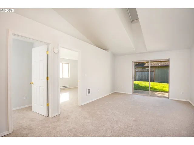 $274,900 | 957 Benjamin Avenue, Cottage Grove, OR 97424