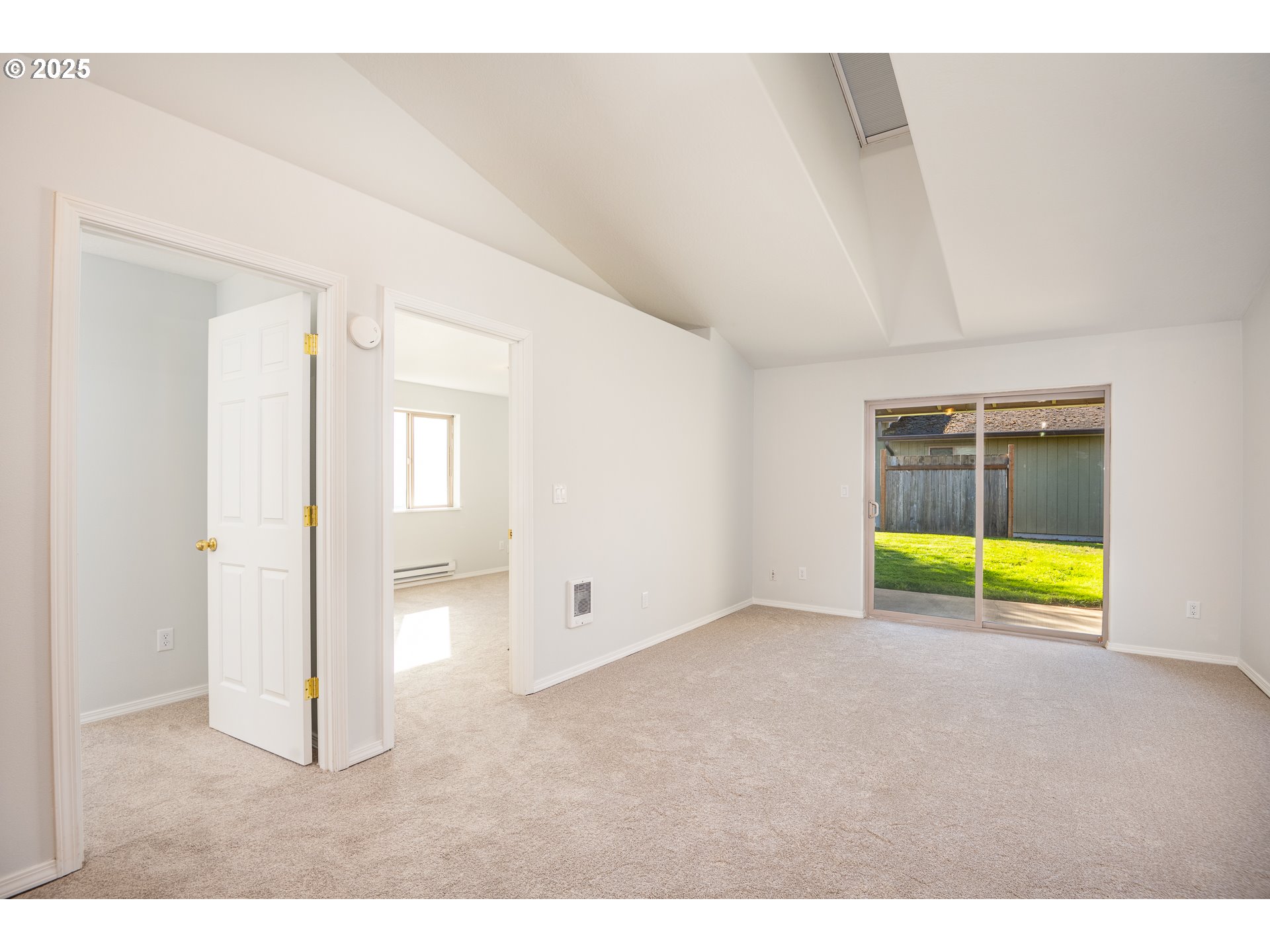 957 Benjamin Avenue Cottage Grove, OR 97424 - Photo 7 of 17 Living Room